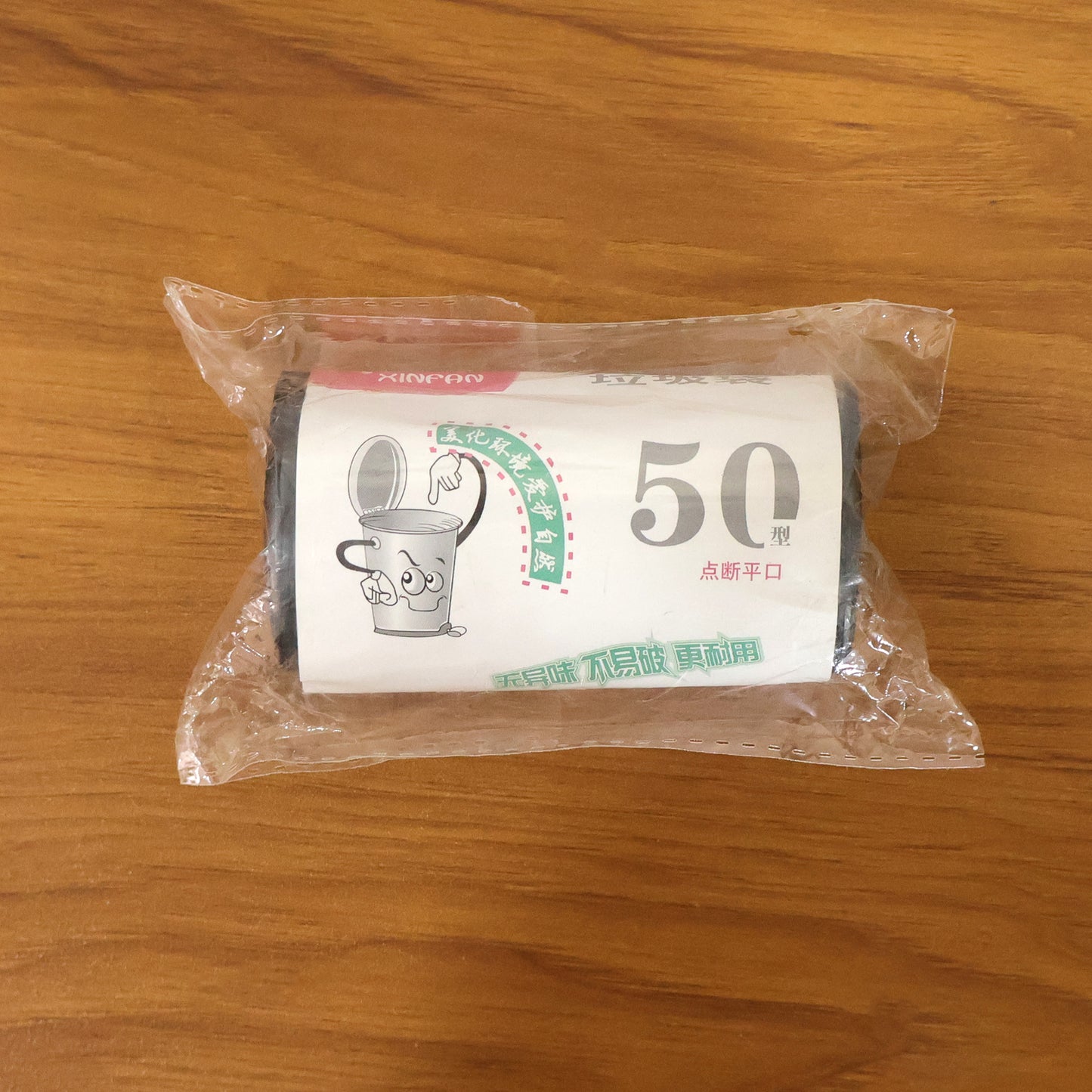 Wukusy heavy duty garbage trash bags roll with 50 large 45x50 cm black trash bags for heavy waste disposal.