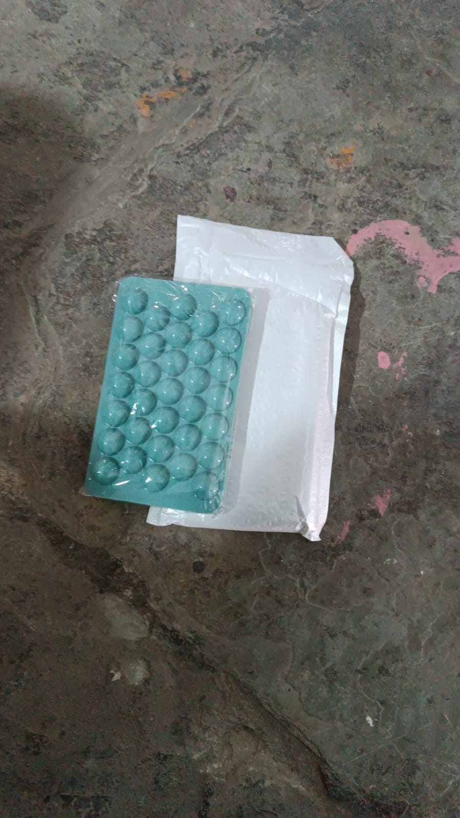Wukusy plastic round reusable ice cube mold with 33 cavities, also used as lollipop candy maker, 16.5 cm in size.