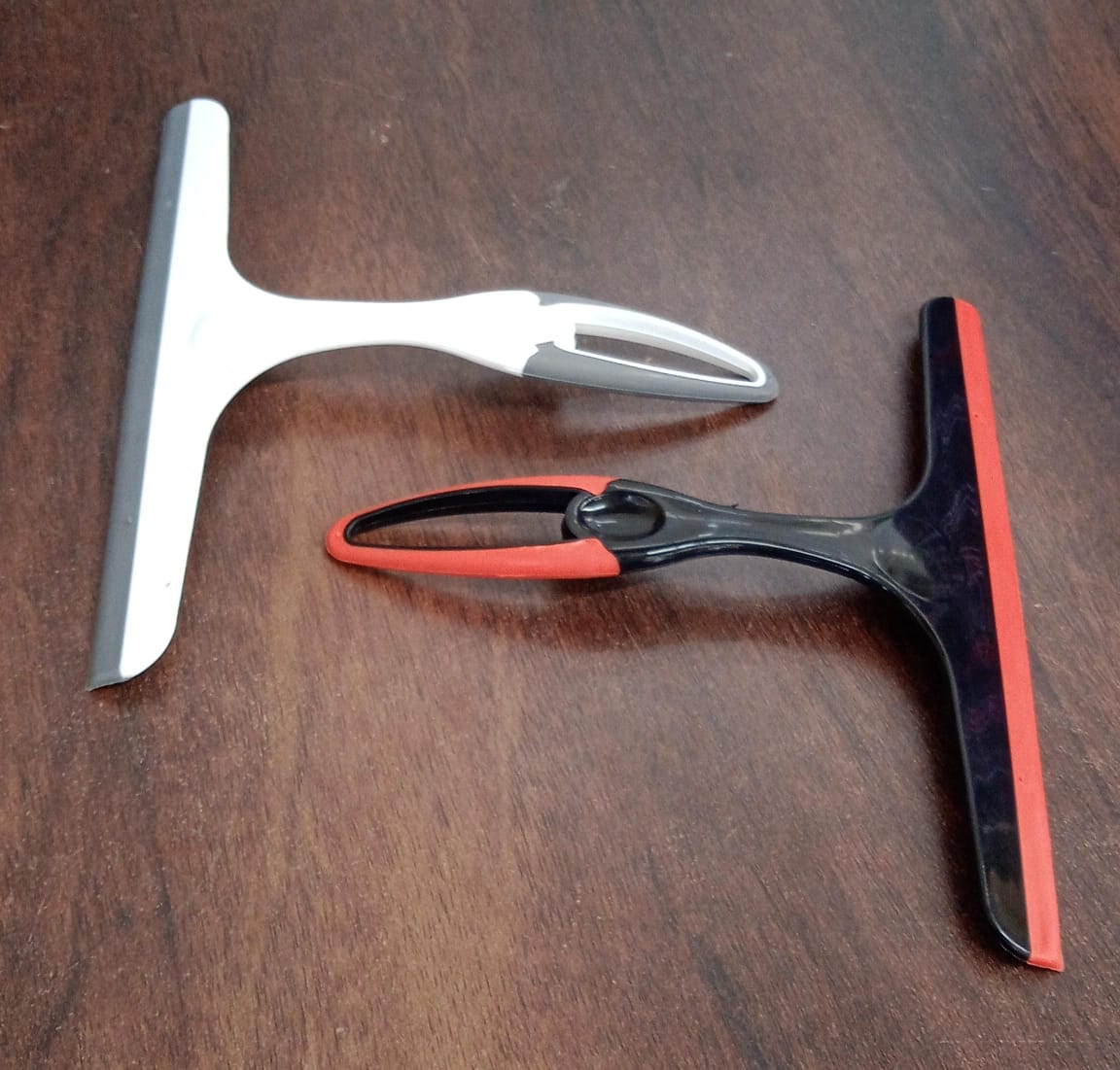 Wukusy plastic kitchen wiper with silicone head, multicolor, ideal for kitchen surfaces, windows, glass, and car windshields.