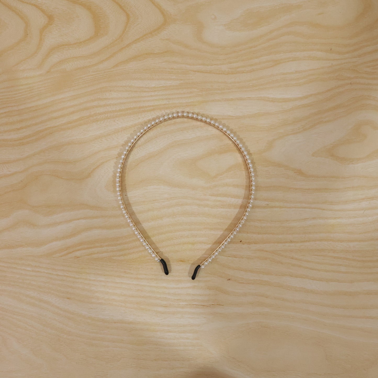 Wukusy premium pearl-embellished slim hairband with decorative pearls, perfect for elegant hairstyles and special occasions.