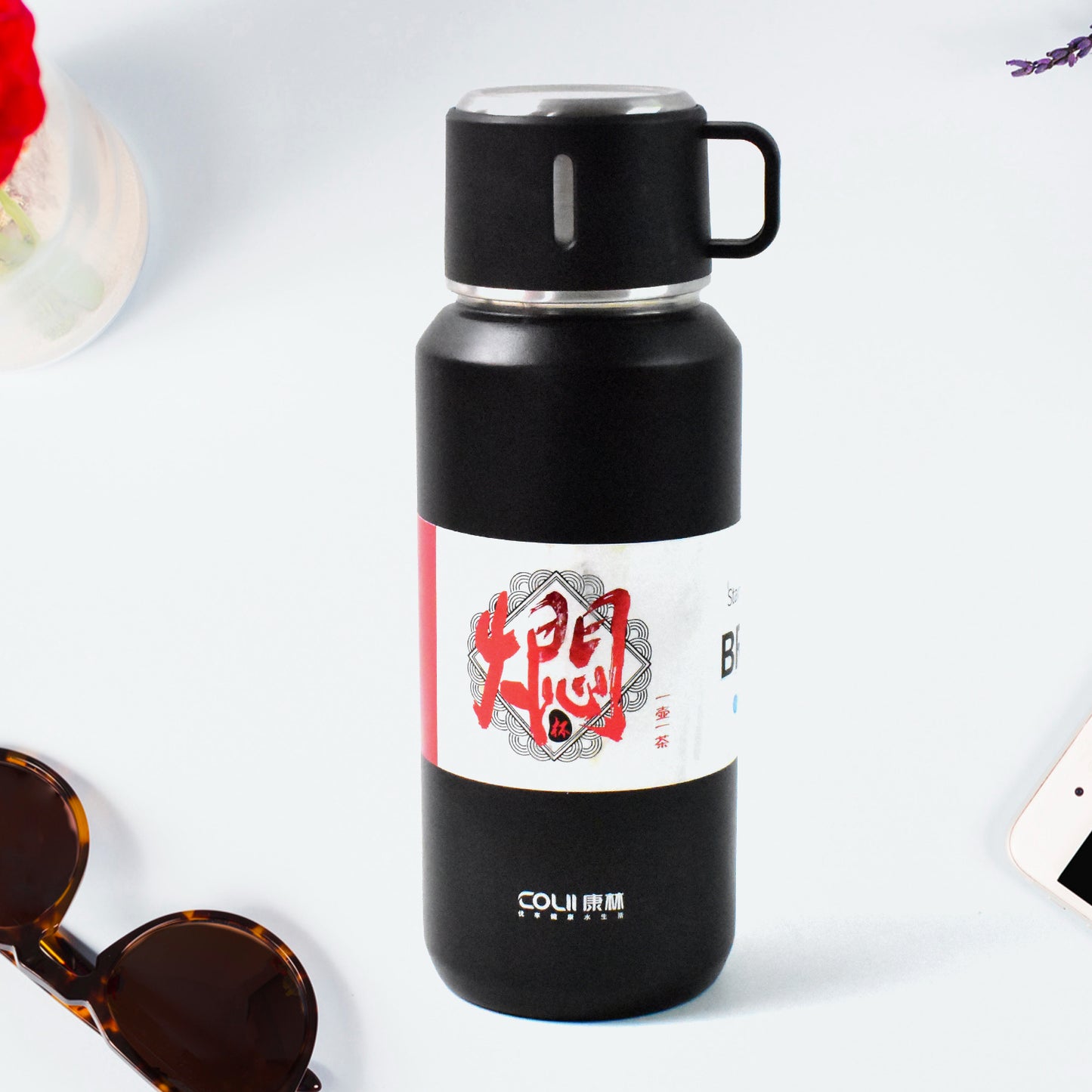 Wukusy 900ml stainless steel vacuum insulated water bottle with wide mouth, leak-proof lid, hanging strap, for hot and cold drinks.