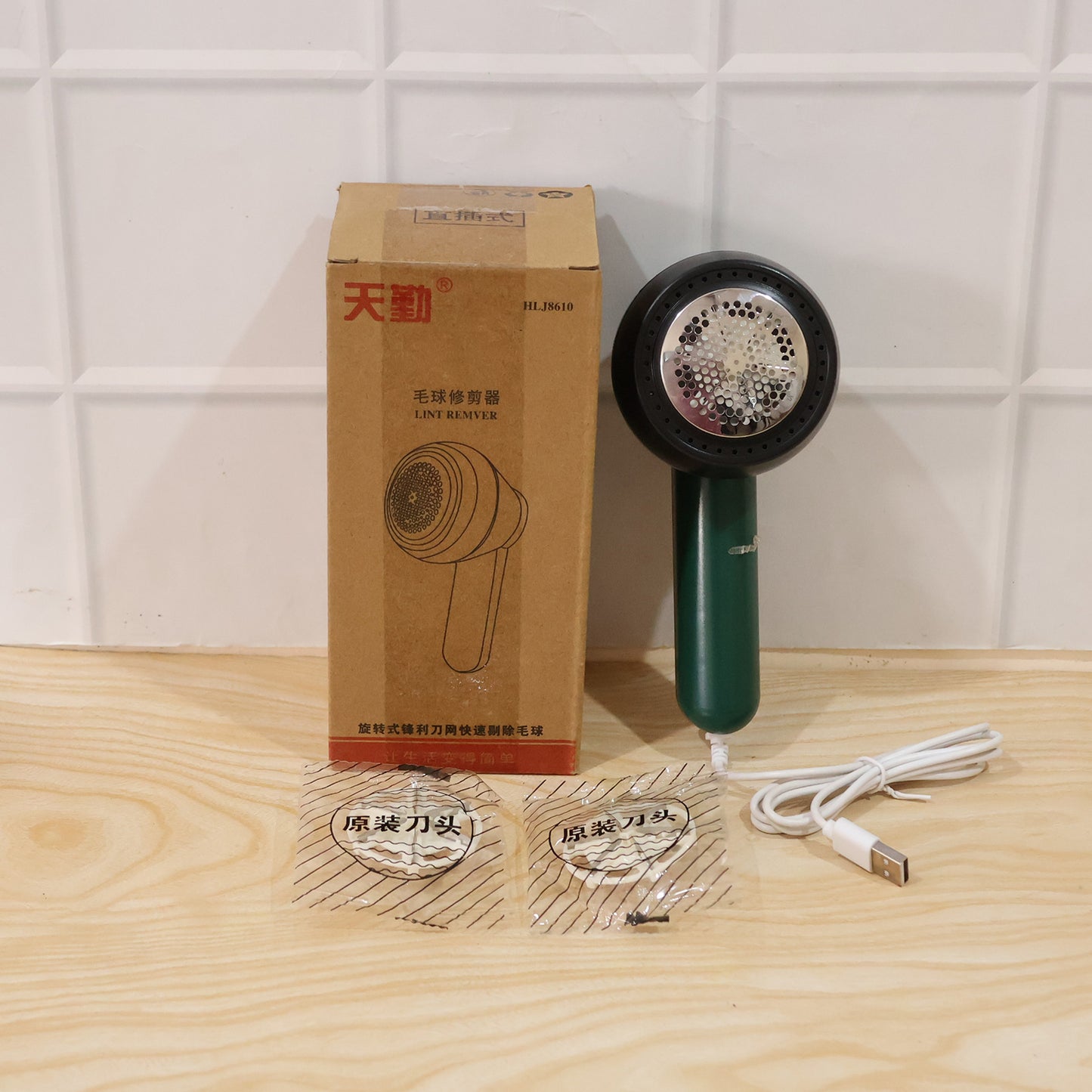 Wukusy electric lint remover with brush, handheld device for removing lint and fuzz from clothing and fabrics.