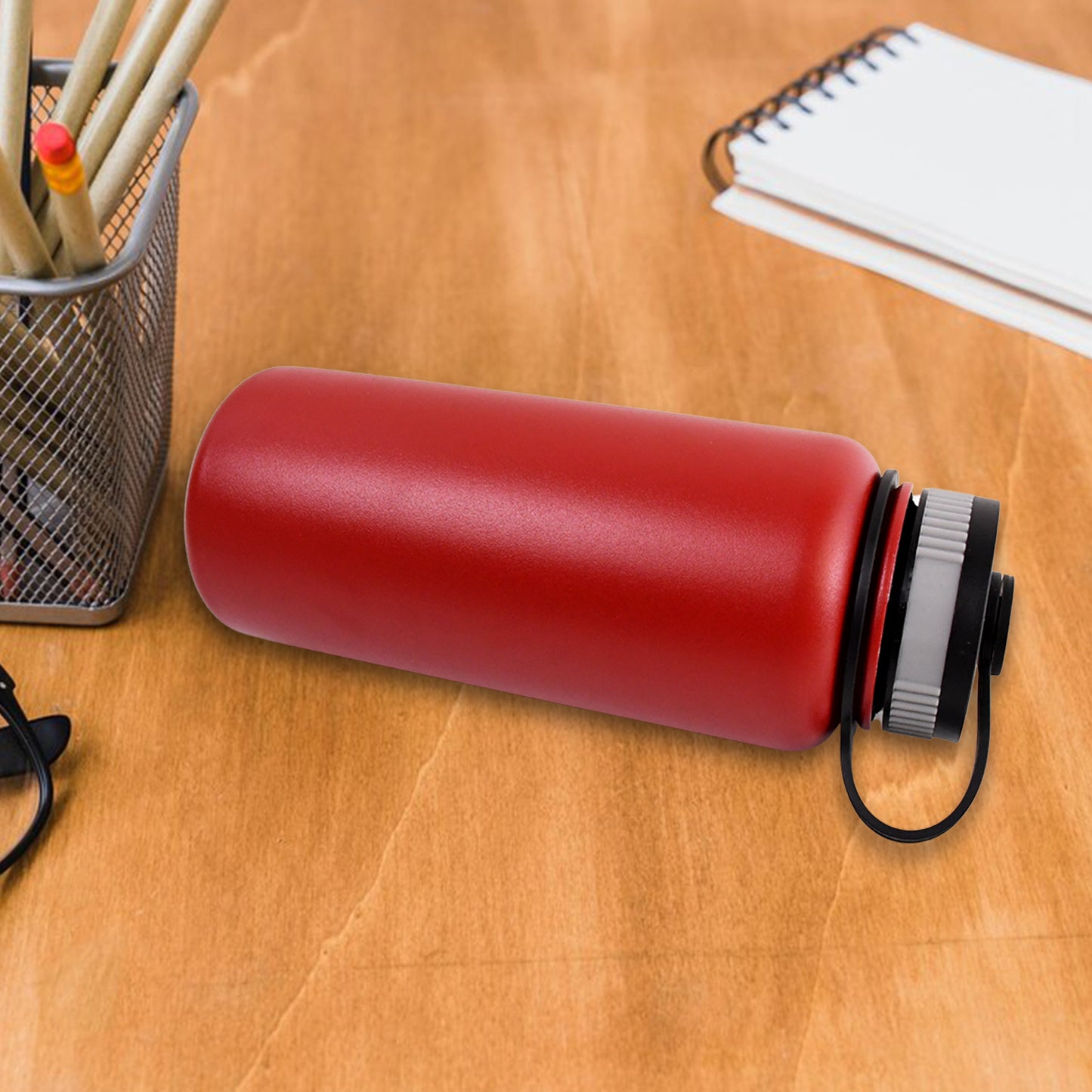 Stainless steel Wukusy double wall vacuum-insulated water bottle in mixed colors, 1000 ml capacity, for hot and cold drinks.
