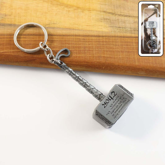 Wukusy metal hammer-shaped keychain in silver, lightweight 7g, with detailed hammer design for key organization or accessories.