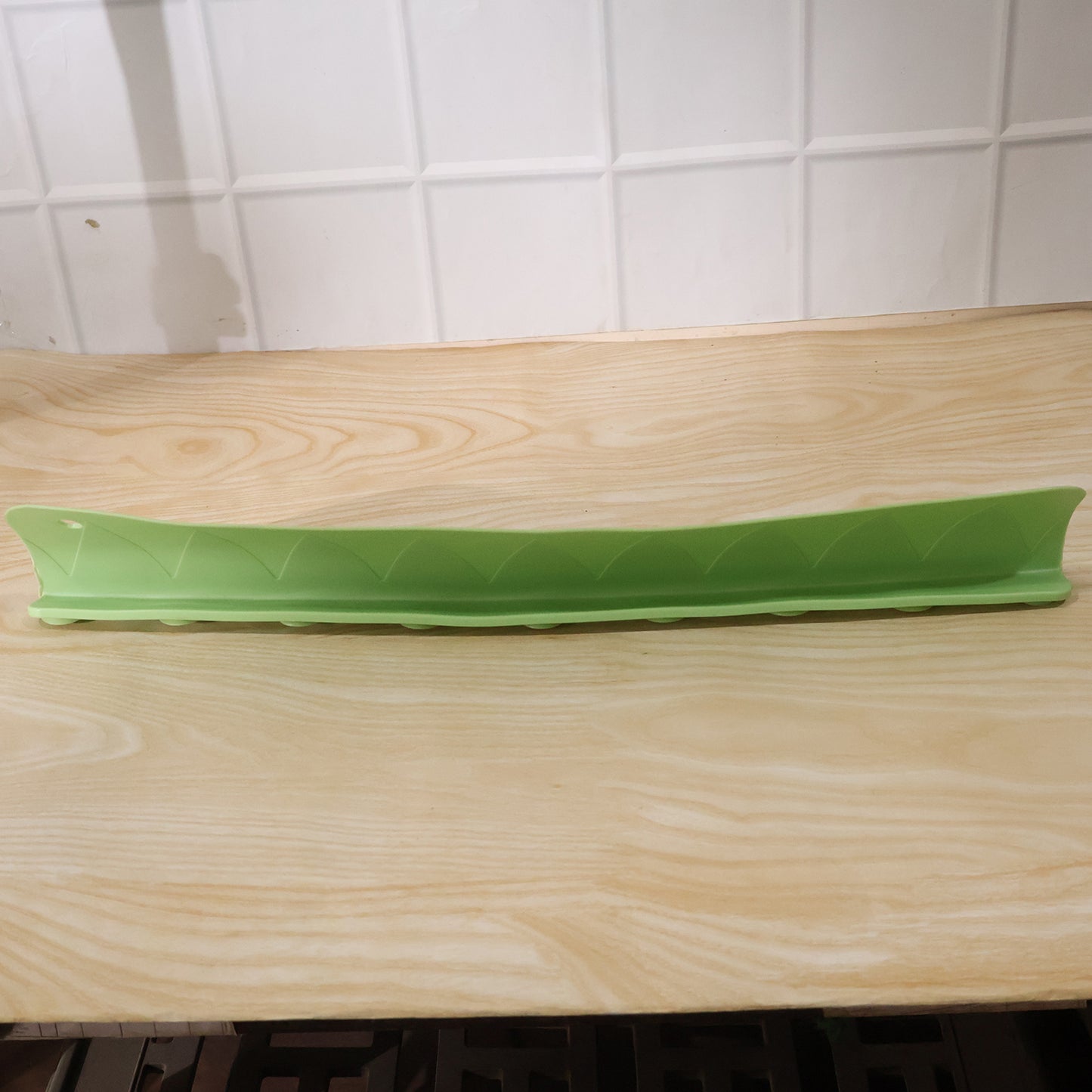 Flexible silicone kitchen sink splash guard in 48 cm, designed to prevent water splashes and keep countertops dry.
