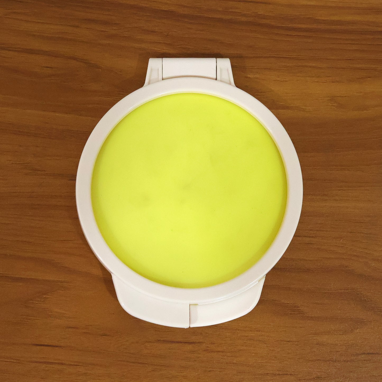 Wukusy round food saver storage container with lid, 18x15 cm, made of clear plastic for fresh food storage.