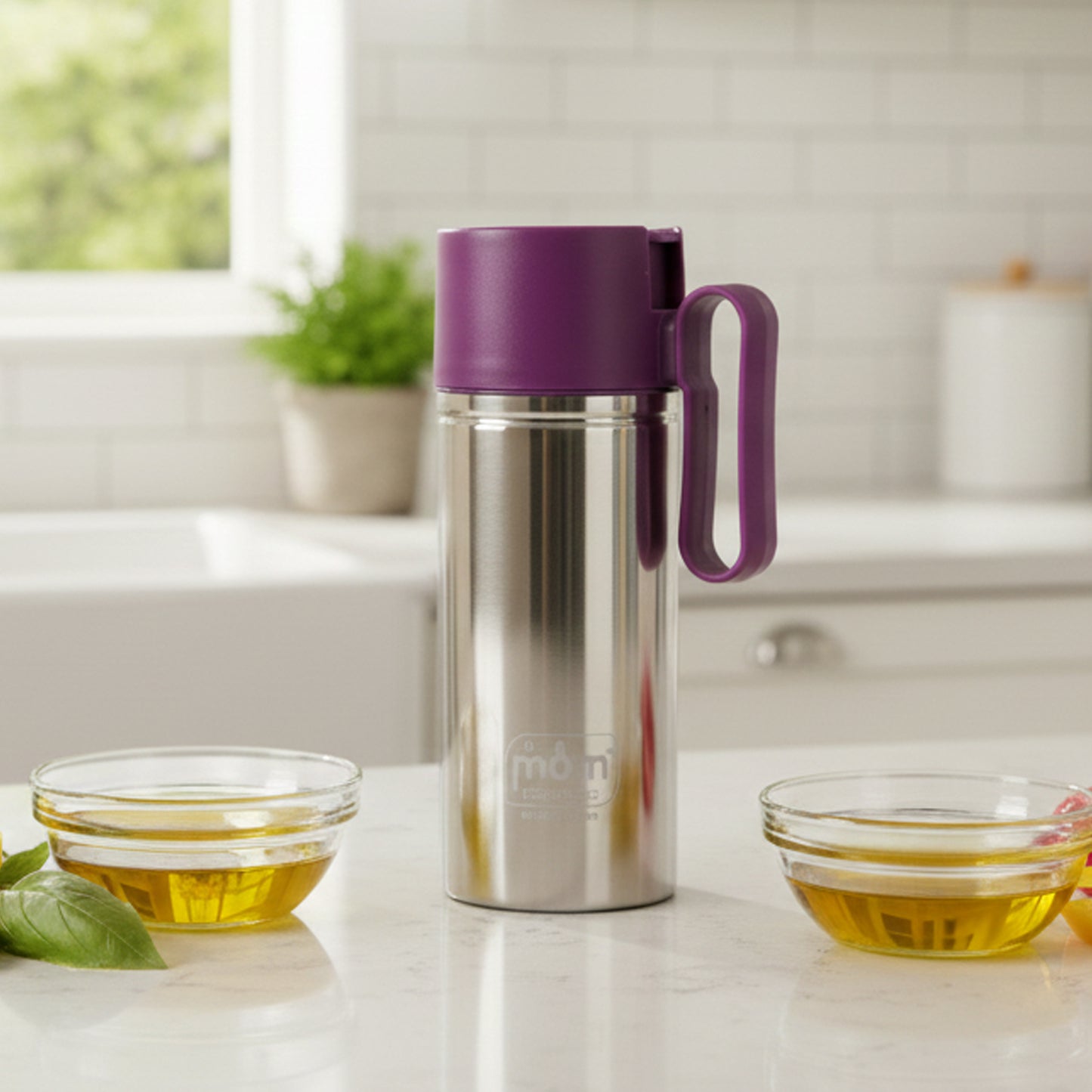 Wukusy Supermom 750ml stainless steel oil pourer with spout for precise oil pouring in a kitchen setting