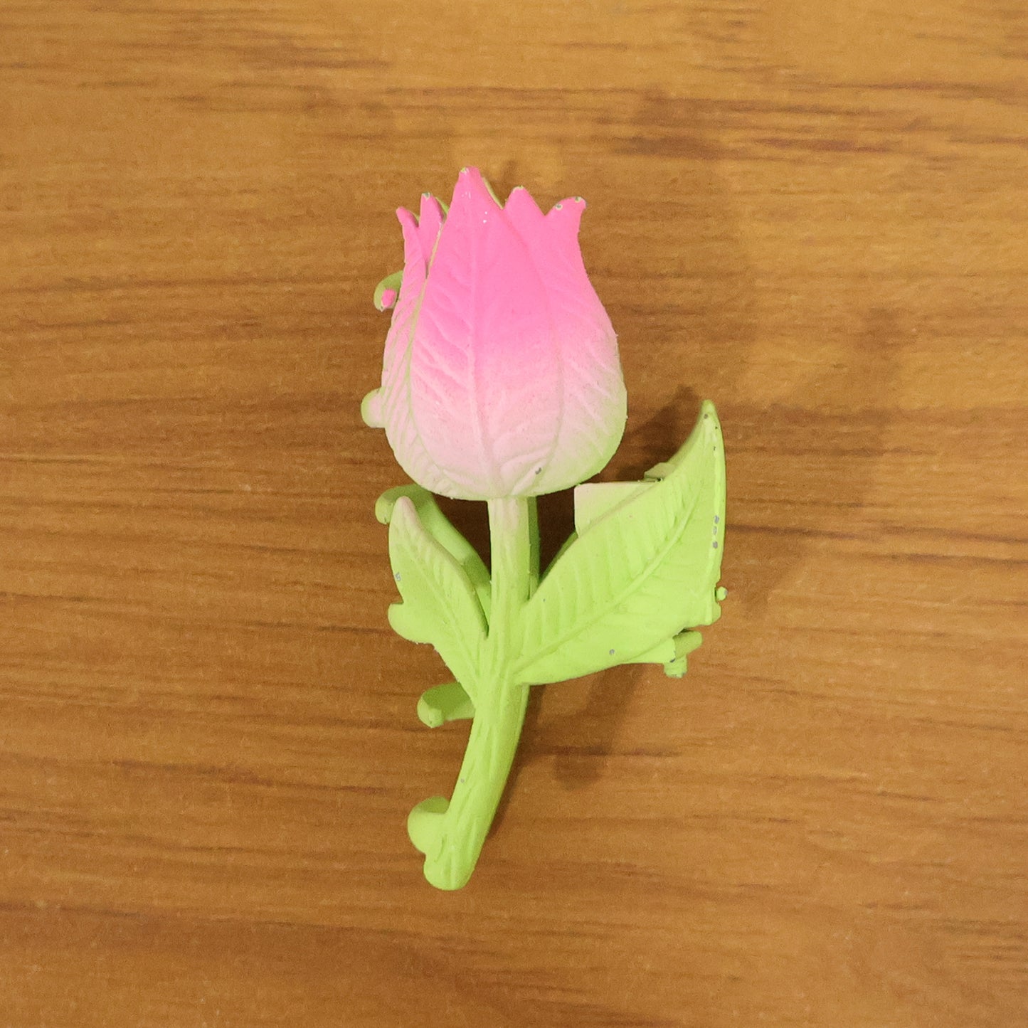 Wukusy elegant rose flower design hair claw clip, showcasing a stylish silver hair accessory with floral detail for women.
