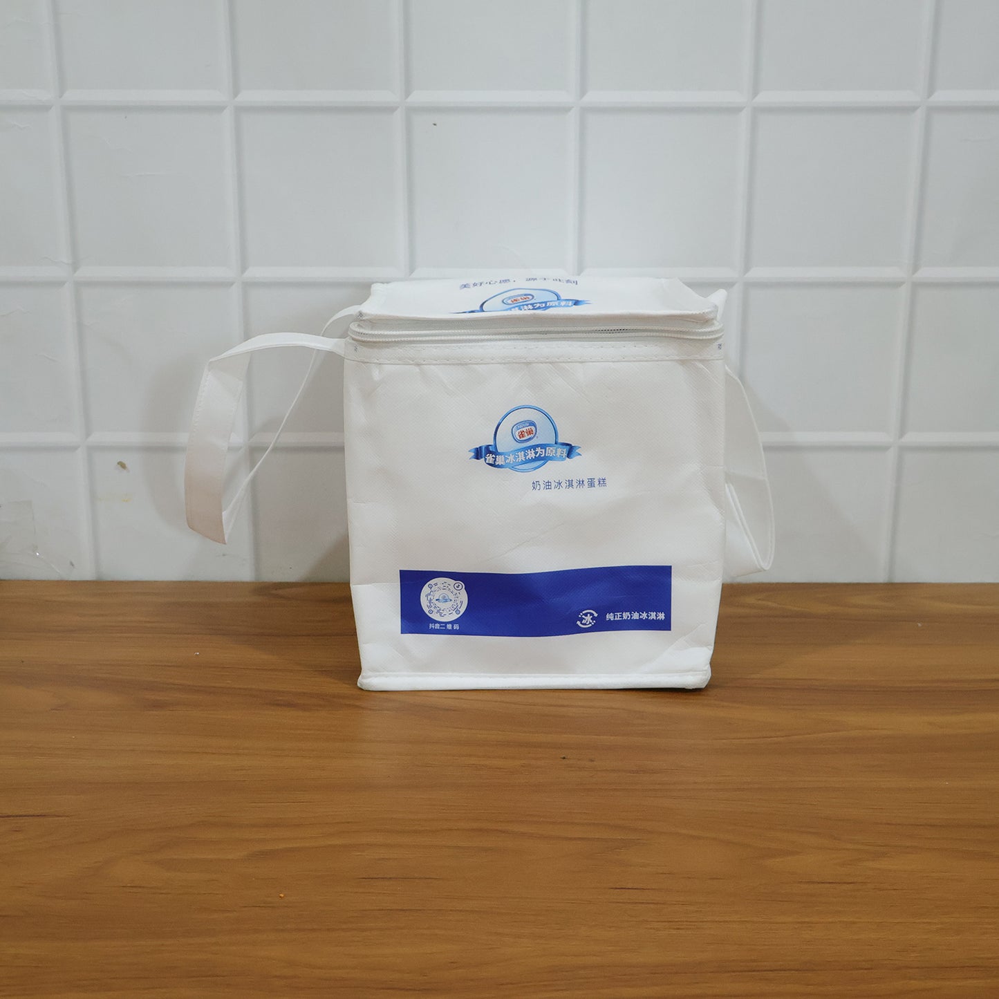 Wukusy insulated thermal lunch bag in black, 23x20 cm, with a zippered top and carrying handle, suitable for food storage and transport.