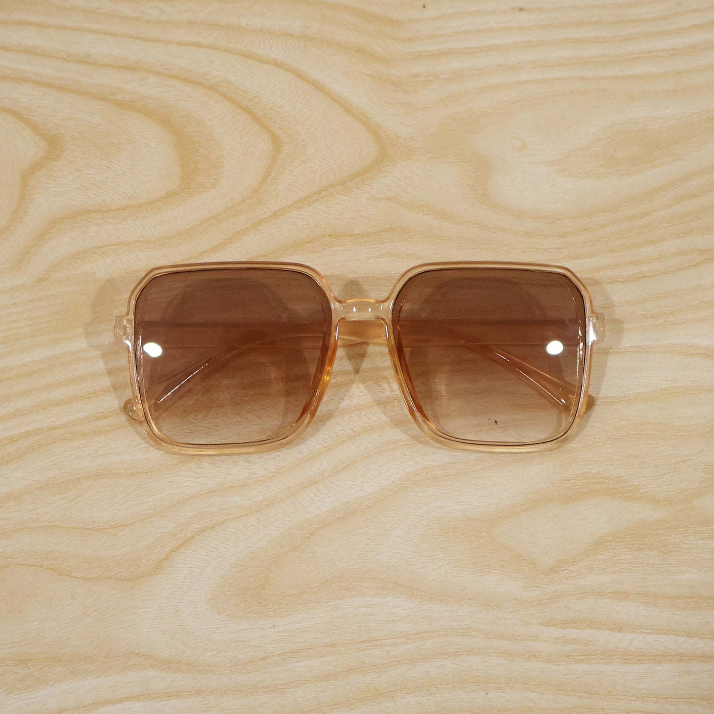 Square retro sunglasses for men and women by Wukusy with gradient tinted lenses, stylish and fashionable eyewear.