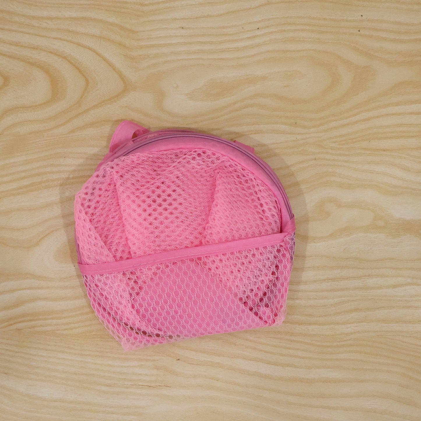 Foldable mesh laundry basket by Wukusy, lightweight clothes hamper with 32x32x58cm dimensions, featuring breathable mesh design.