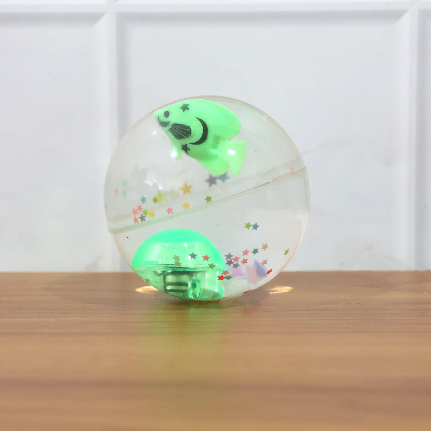 Wukusy light-up bouncy fish toy with impact-activated LED flashing, sensory toy for children, colorful and fun.