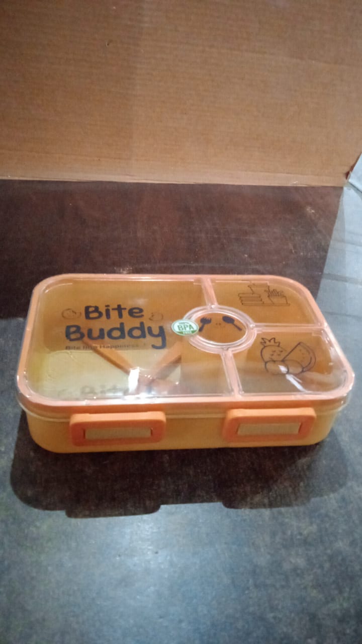 Wukusy Bite Buddy plastic lunch box with four compartments, leak-resistant design, includes spoon and fork for packed meals.