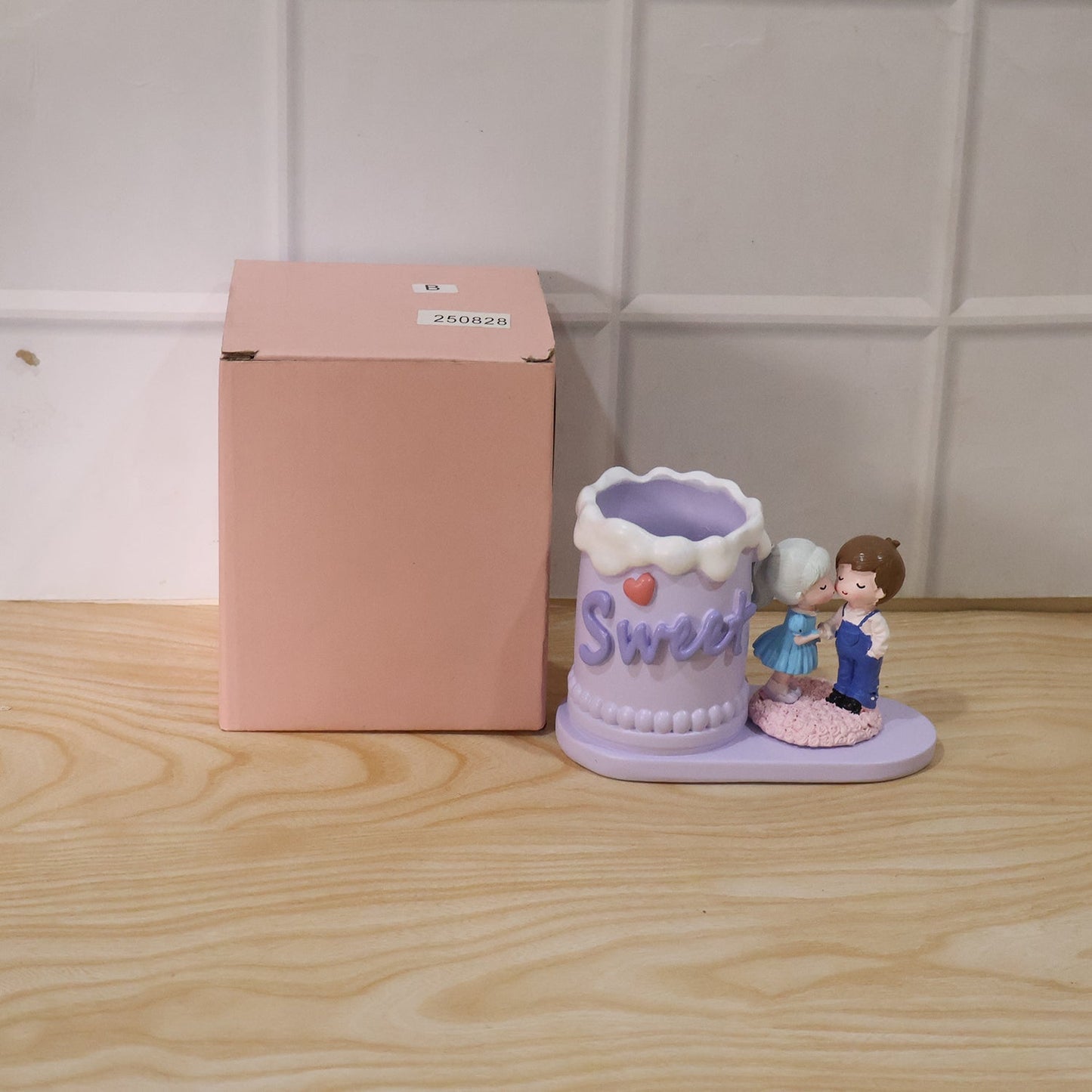 Wukusy sweet couple resin desk organizer pencil holder stand for pens and stationery, cute and functional office accessory
