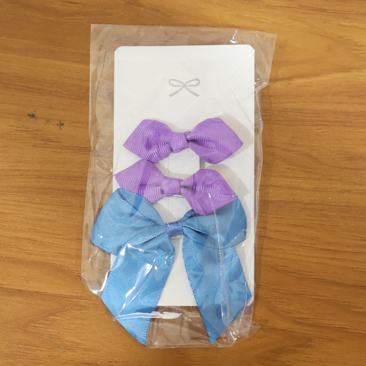 Set of three Wukusy satin ribbon bow hair clips featuring elegant, shiny bows perfect for stylish hair accessories.