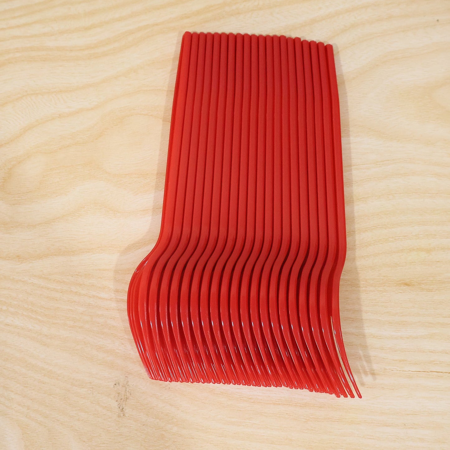Set of 20 durable Wukusy reusable plastic dinner forks, unbreakable and ideal for eco-friendly meals and gatherings.