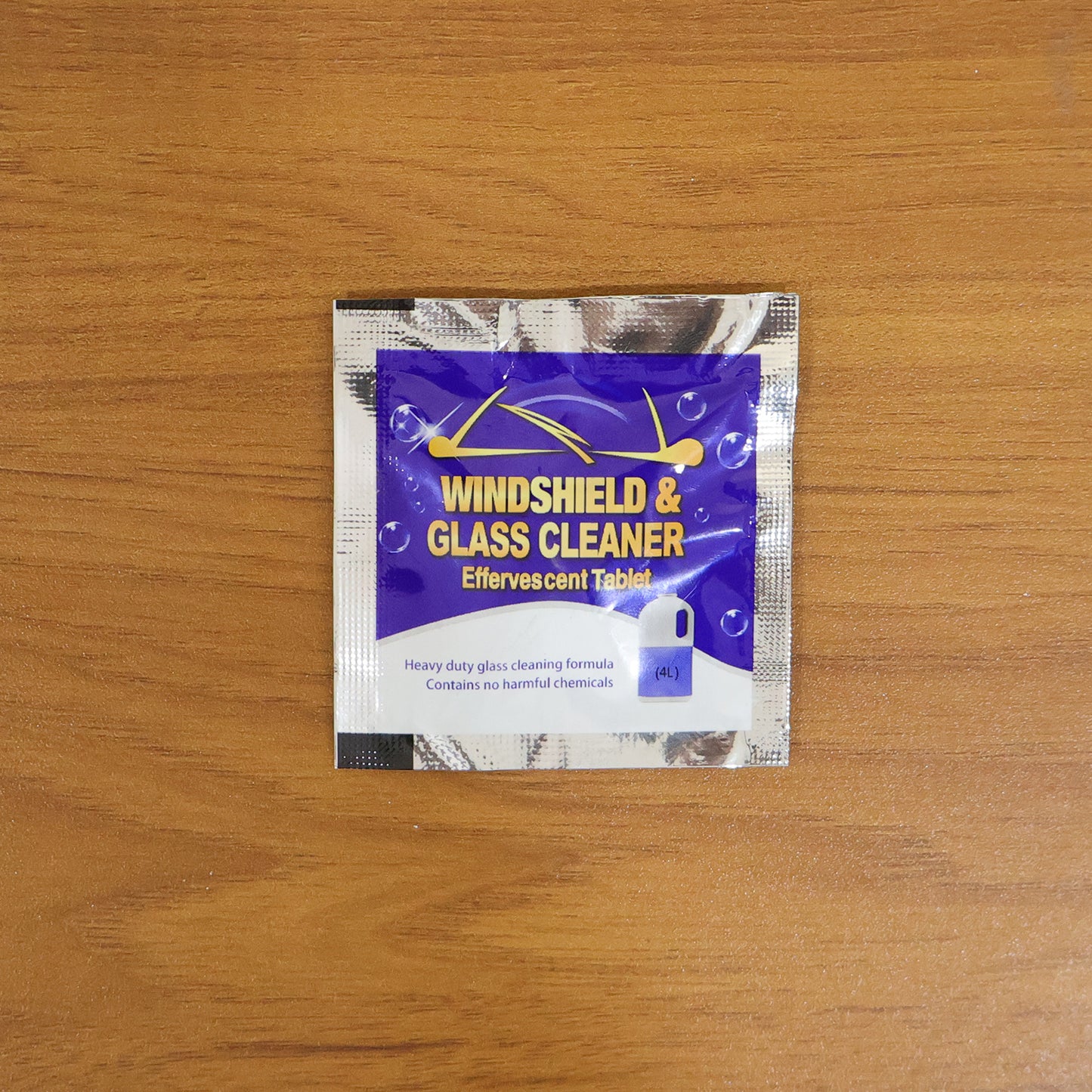 Wukusy car windshield glass cleaning effervescent tablet dissolved in water, demonstrating cleaning process for clear glass visibility.