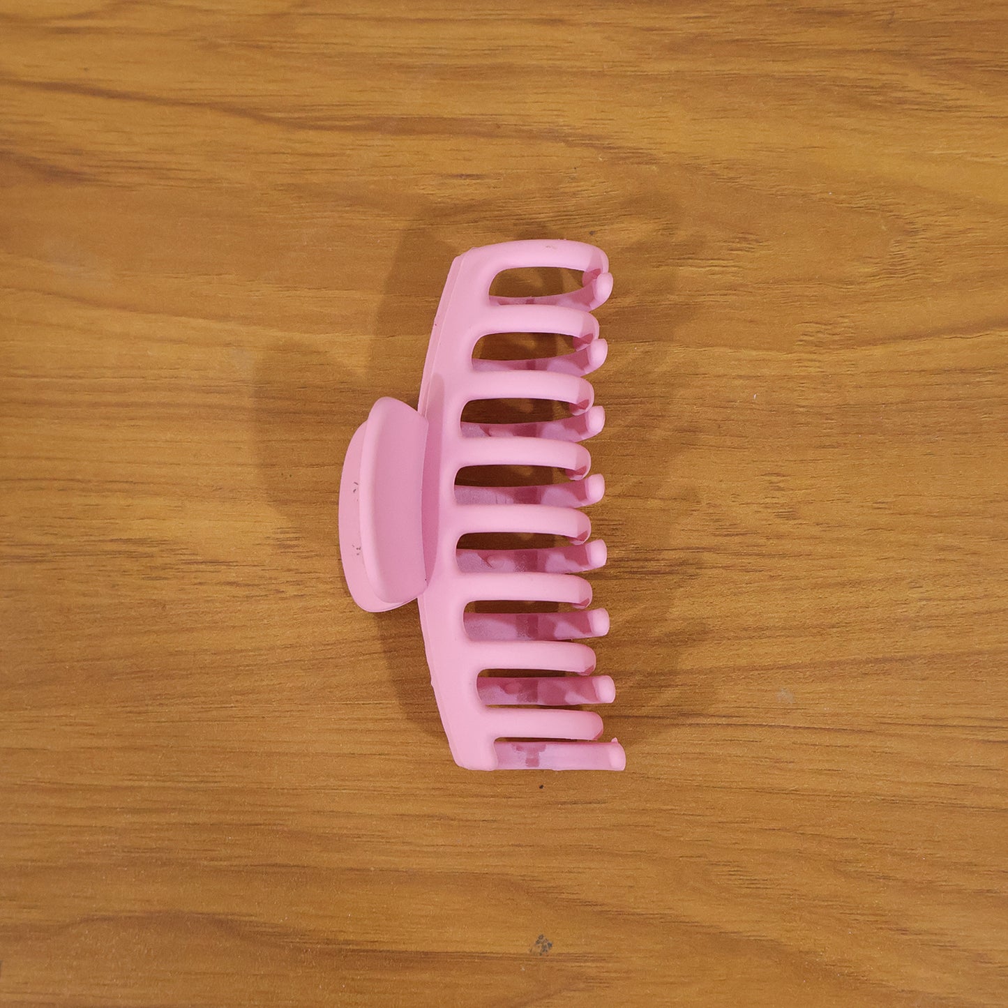 Wukusy elegant strong grip hair claw clip for women, showing a sleek black hair clip with sturdy teeth for secure hold