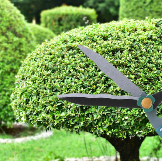 Wukusy Garden Big Scissor with ergonomic handles and sharp blades, ideal for trimming and pruning in the garden.