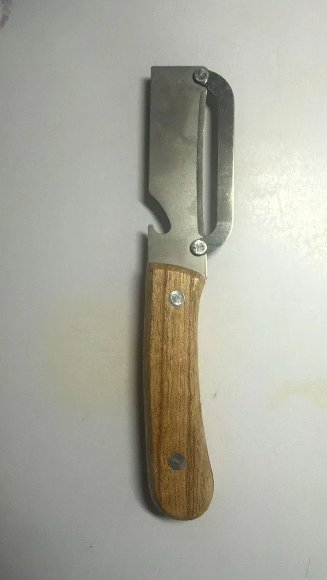 Manual kitchen peeler with wooden handle and built-in bottle opener, ideal for peeling vegetables and opening bottles.