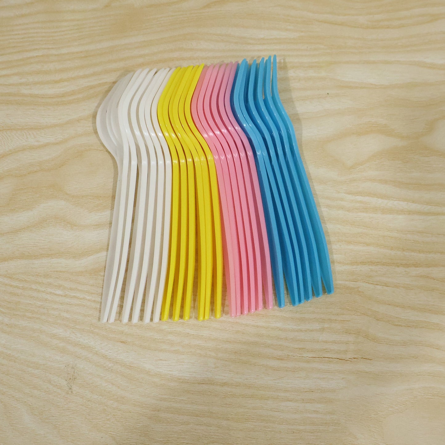 Wukusy reusable plastic fork set with 24 multicolor unbreakable dinner forks arranged in a box.
