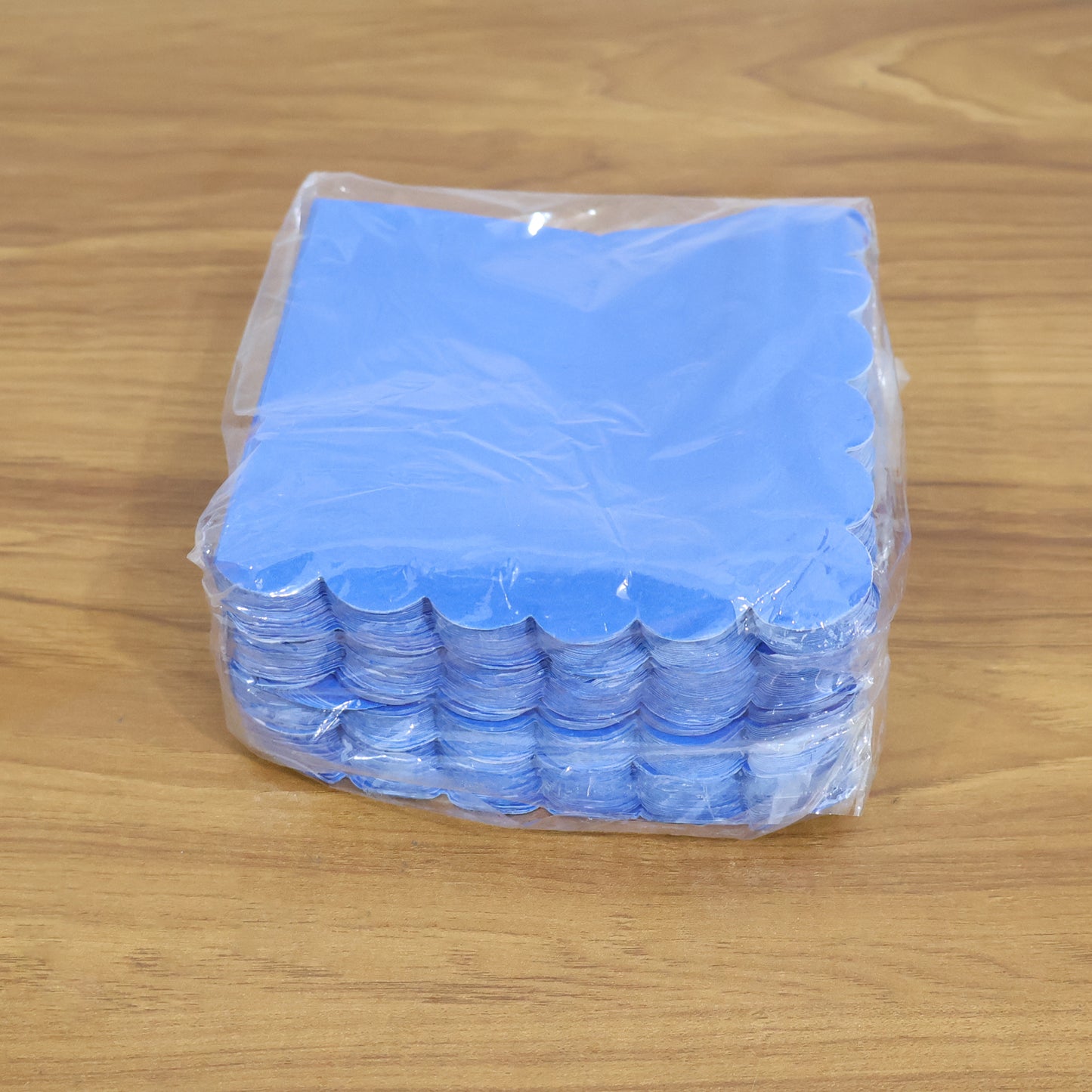 Wukusy Royal Scalloped Disposable Paper Napkins, 23x23 cm, set of 120, elegant home and kitchen paper napkins with scalloped edges.