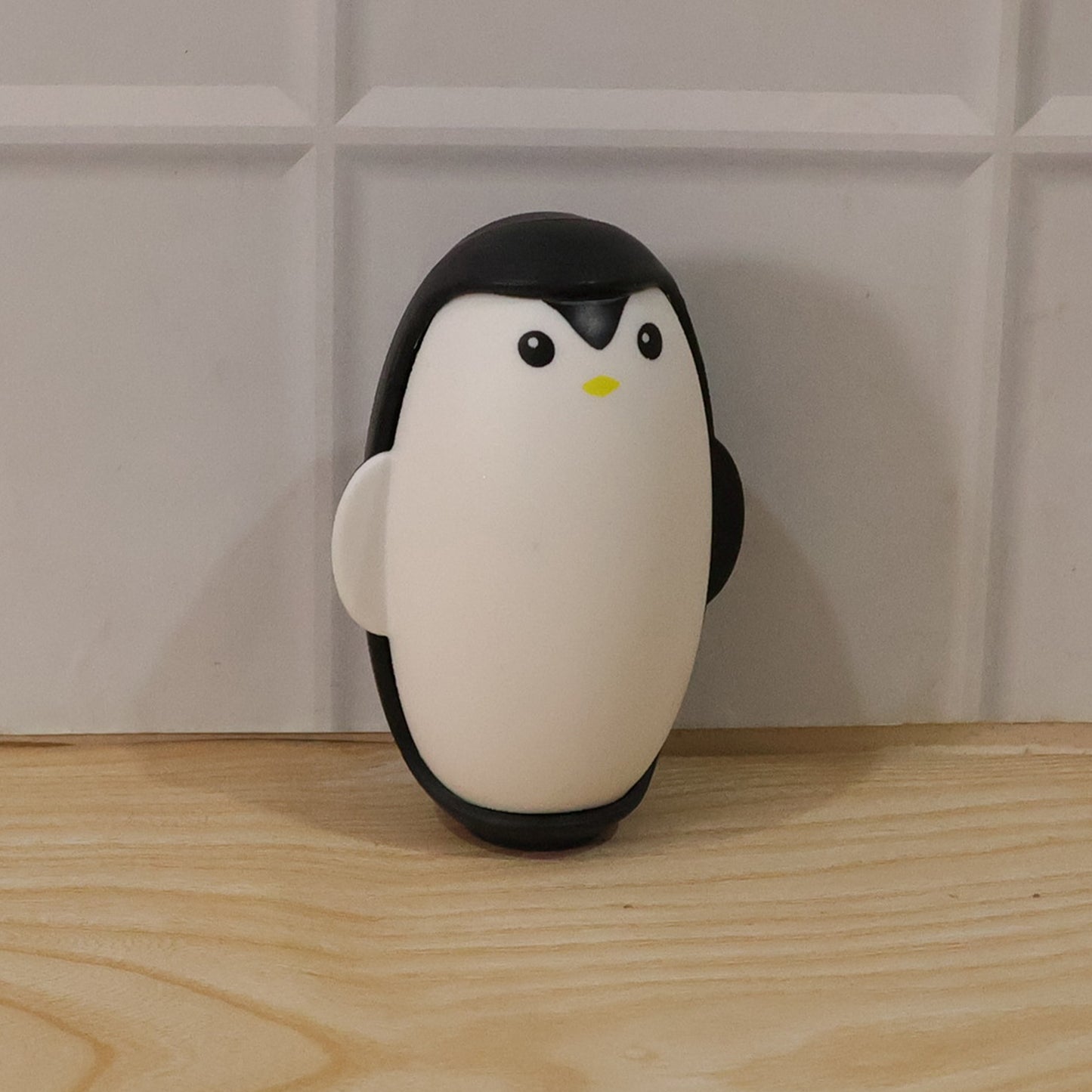 Wukusy cute penguin reusable lint roller for clothes and furniture, compact and easy to use cleaning tool