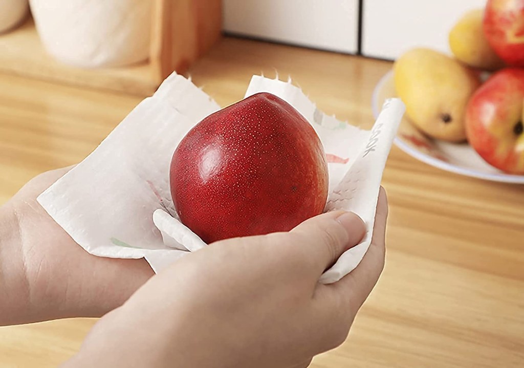 Reusable and washable kitchen tissue roll by FIZZI SHOP, featuring eco-friendly design and durable material for household use.