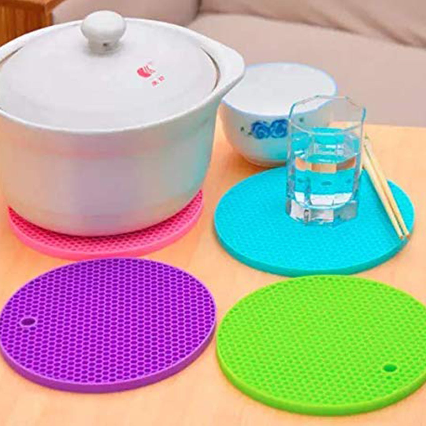 Wukusy 4-piece silicone hot mat set for placing hot vessels and utensils without surface marks, flexible and heat resistant.