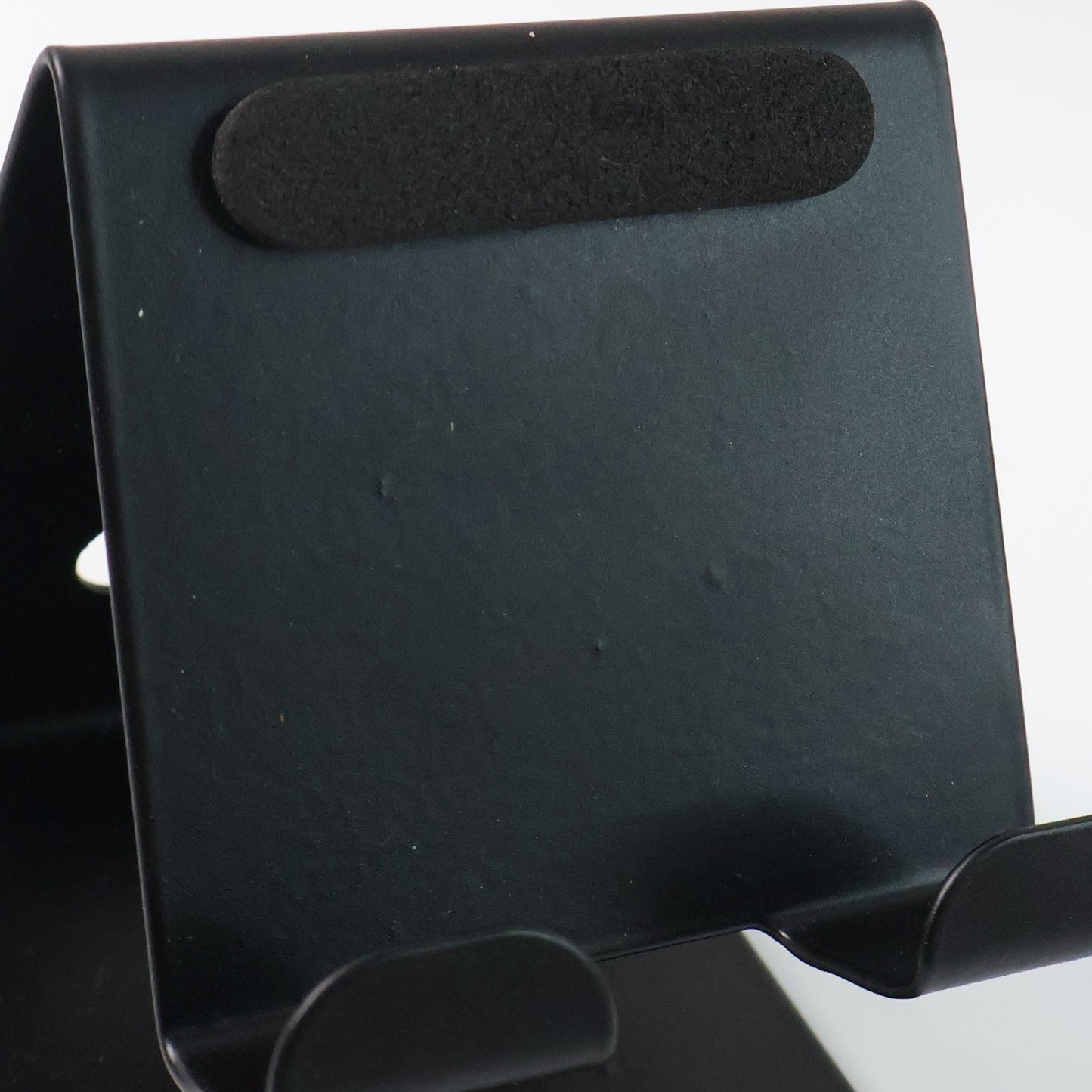 Wukusy metal universal mobile and tablet stand holder, adjustable and sturdy, supporting smartphones and tablets in portrait or landscape mode.