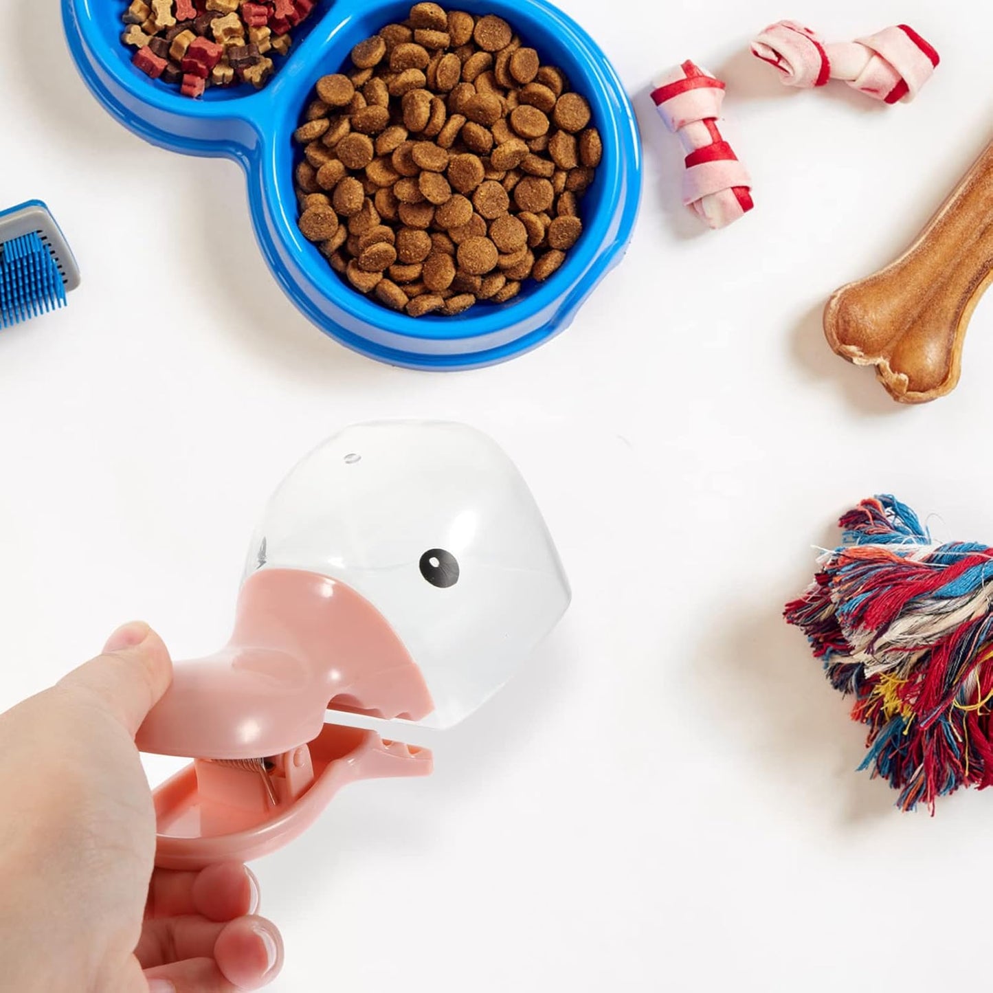Wukusy 2-in-1 pet food scoop with bag clip shown holding a scoop with a clip for easy pet food portioning and storage.