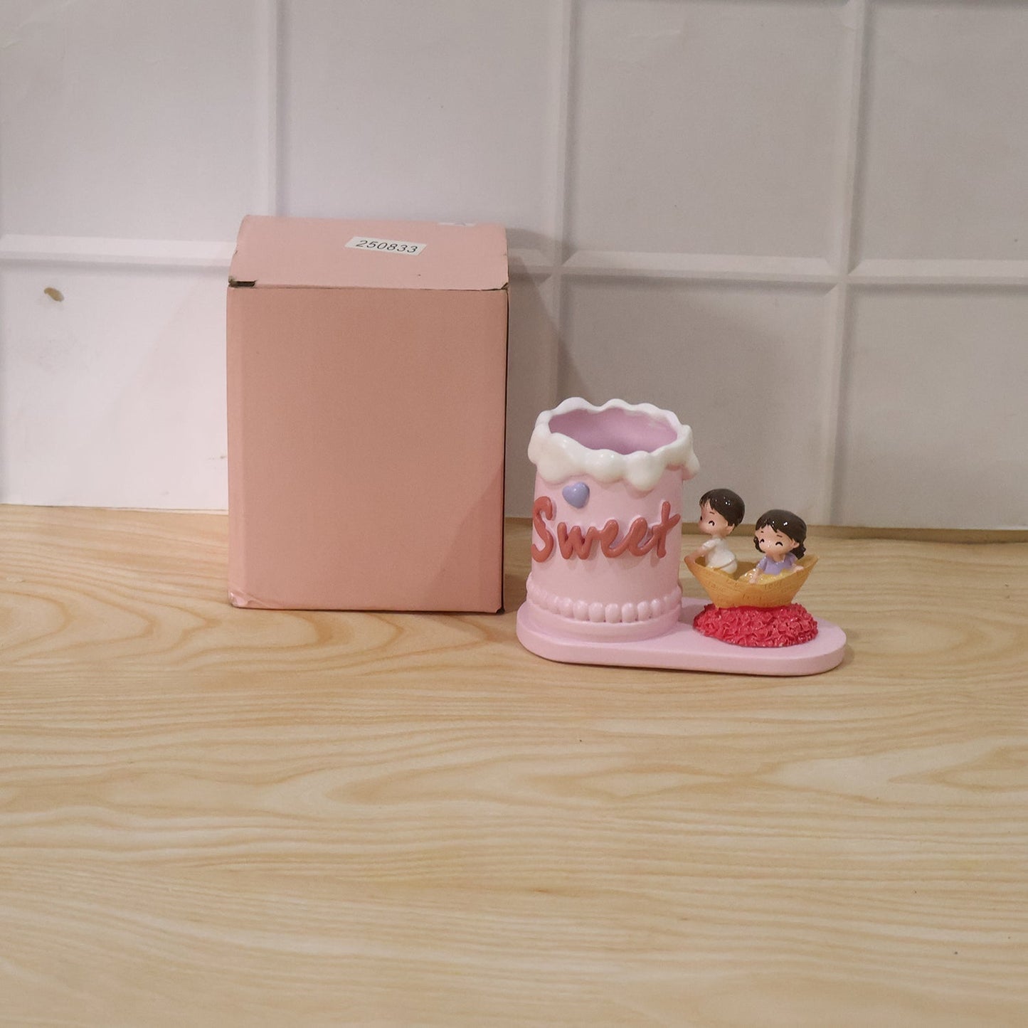 Romantic love couple resin desk organizer with pen holder stand, featuring a detailed sculpture for a decorative pencils and stationery cup
