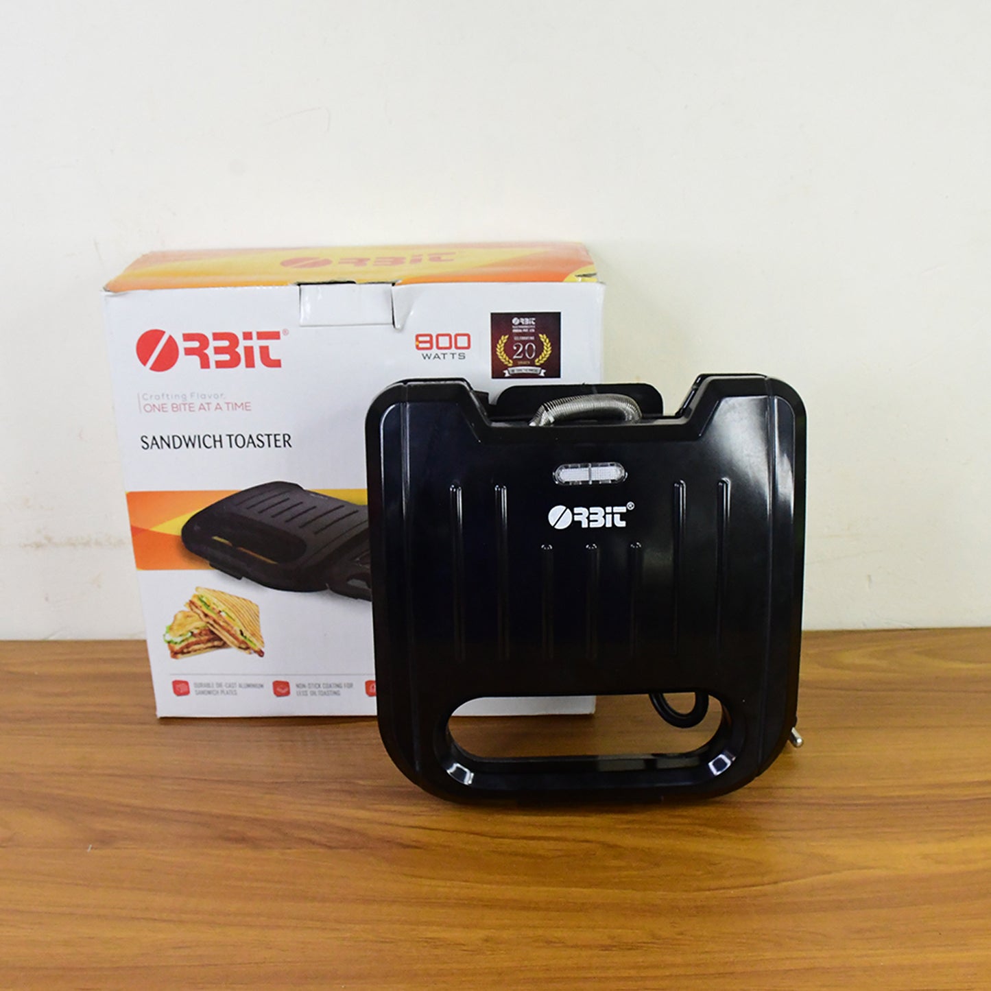 Wukusy Orbit Sandwich Toaster Maker with 800W power, featuring non-stick plates for easy sandwich toasting at home.