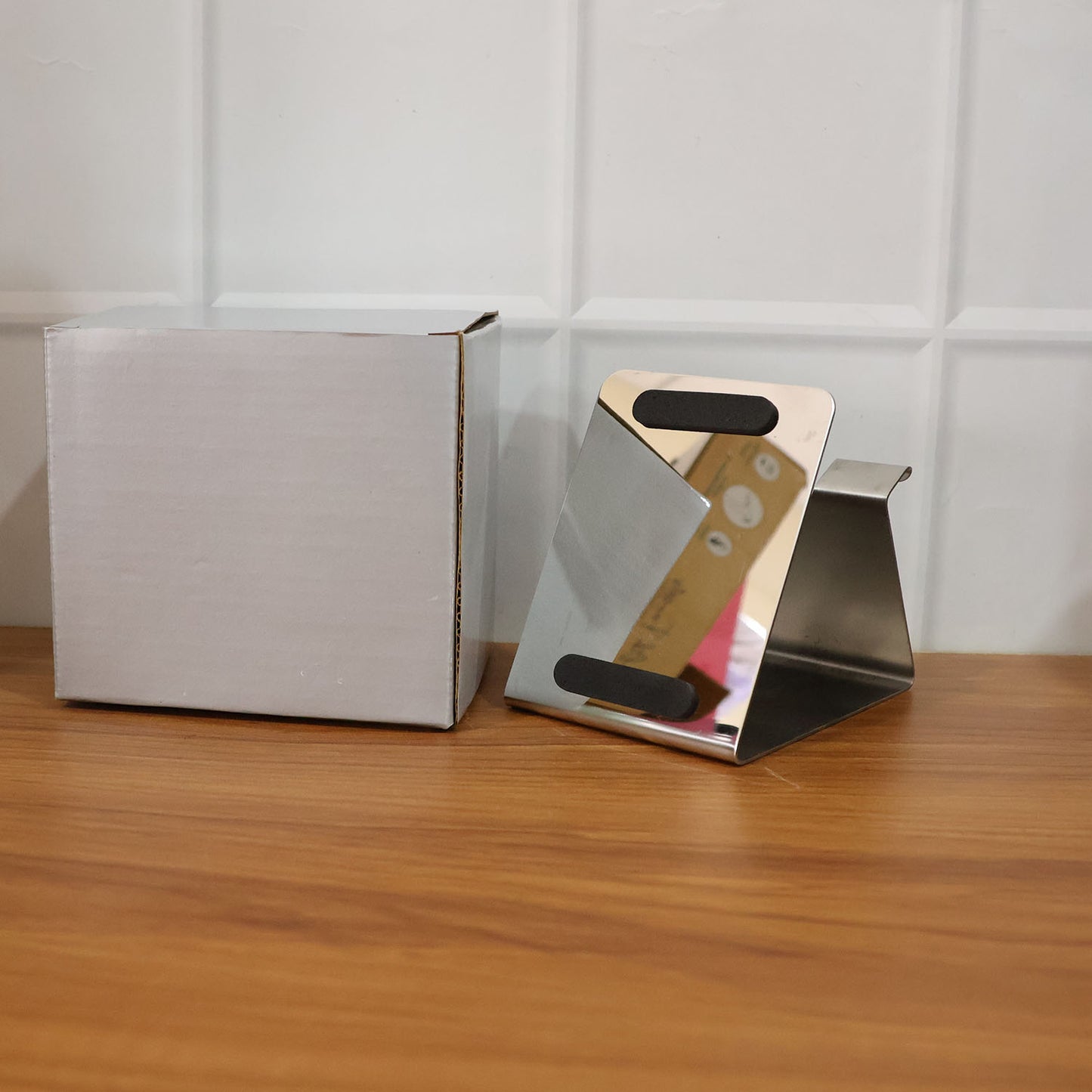Wukusy premium desktop mobile phone stand holder supporting smartphones, black plastic design, compact and adjustable.