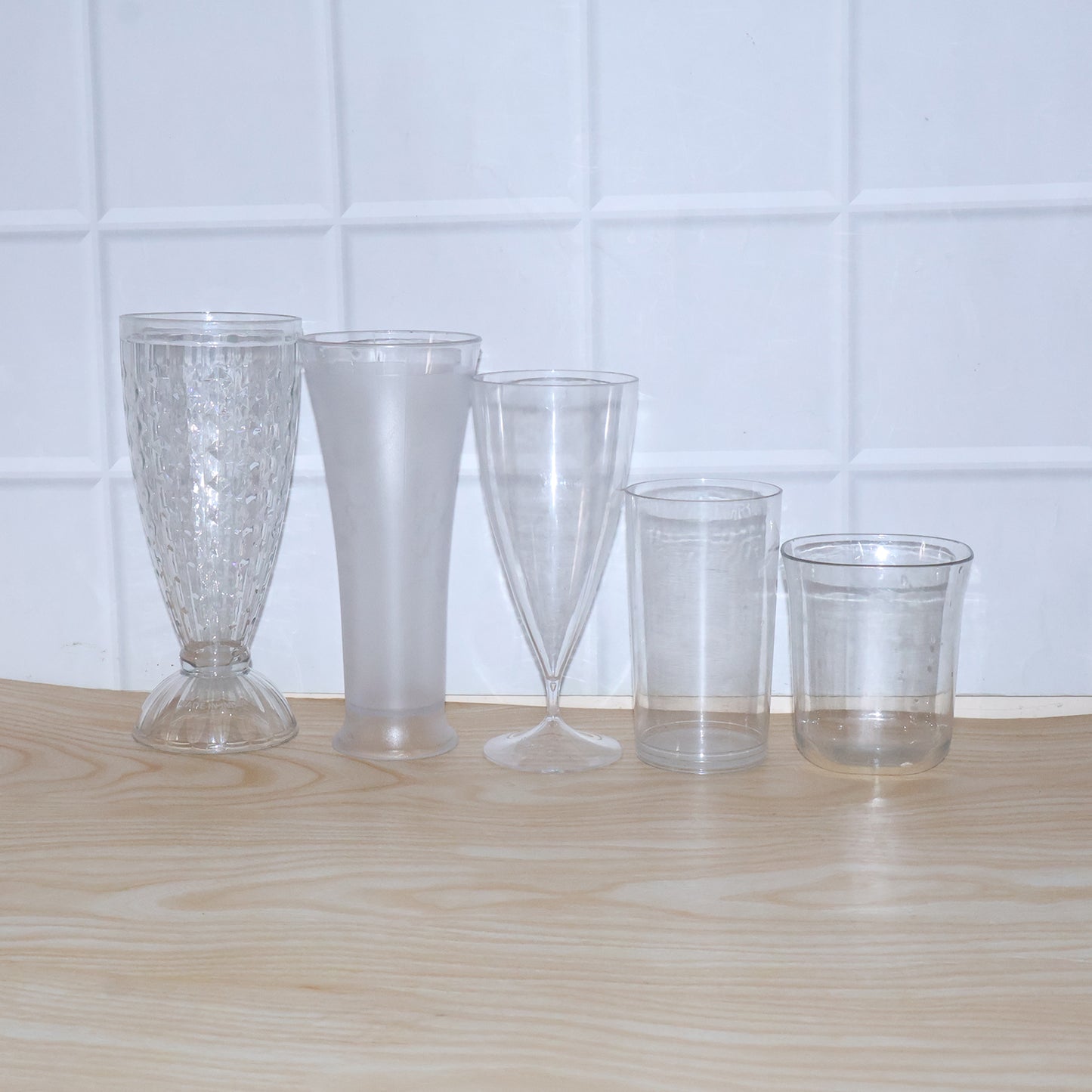 Clear, unbreakable plastic drinking glass with mixed design from Wukusy, featuring a durable, stylish reusable glass for beverages.