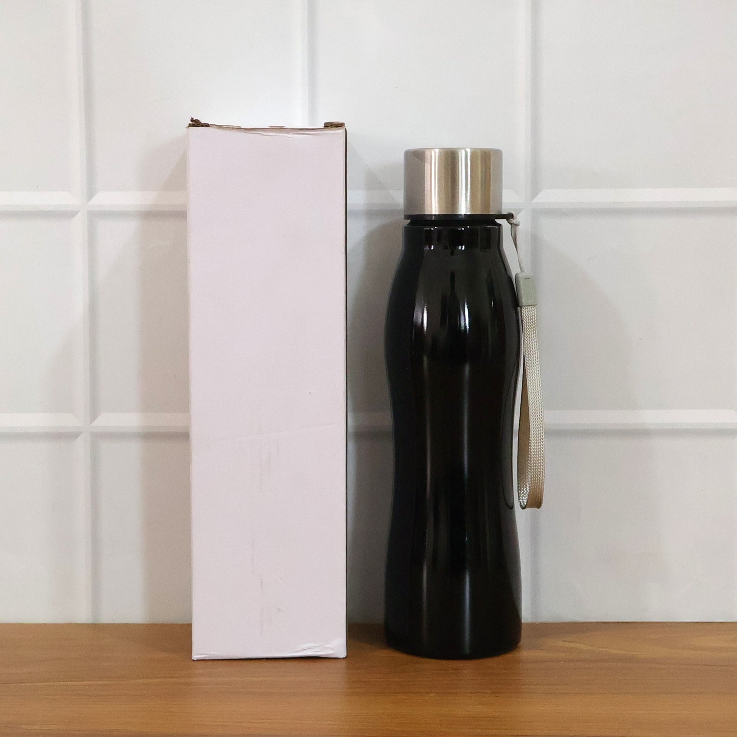 Stainless steel Wukusy water bottle with 600ml capacity and carry strap, shown with a sleek, silver finish and portable design.