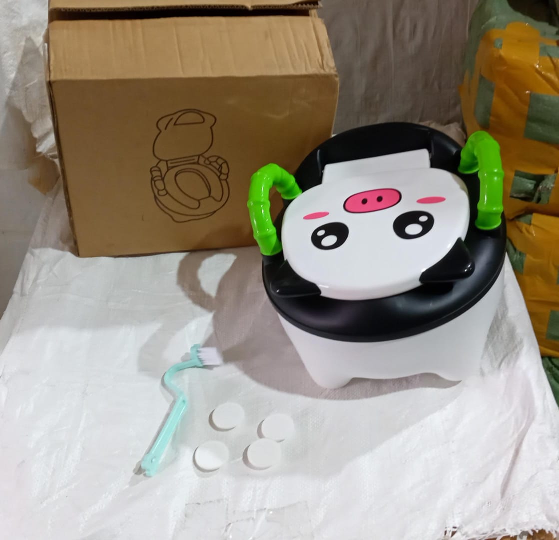 Wukusy baby portable potty seat for toddler boys and girls, compact potty chair for children aged 1+ years, ideal for potty training.