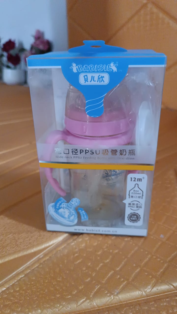 Wukusy plastic baby feeding bottle with handles and straw, 220 ml, suitable for baby care, in a clear view with handles and straw.