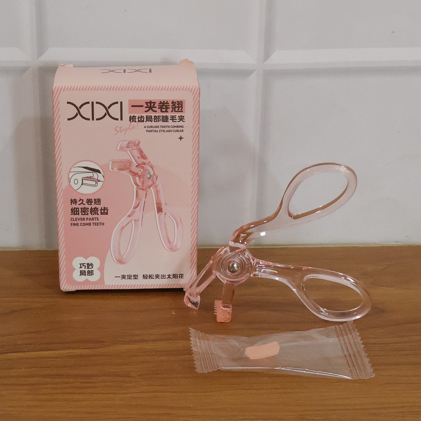 Wukusy premium transparent plastic eyelash curler with curved clamp for gentle, effective eyelash curling.