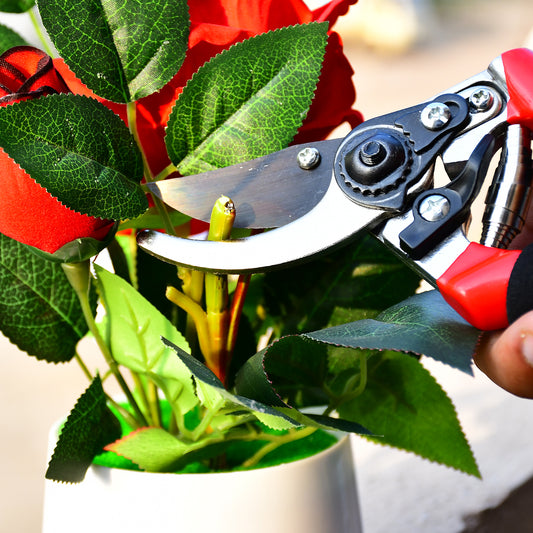 Wukusy 21cm red garden shears with sharp blades, pruning scissors for trimming plants and small branches in the garden.