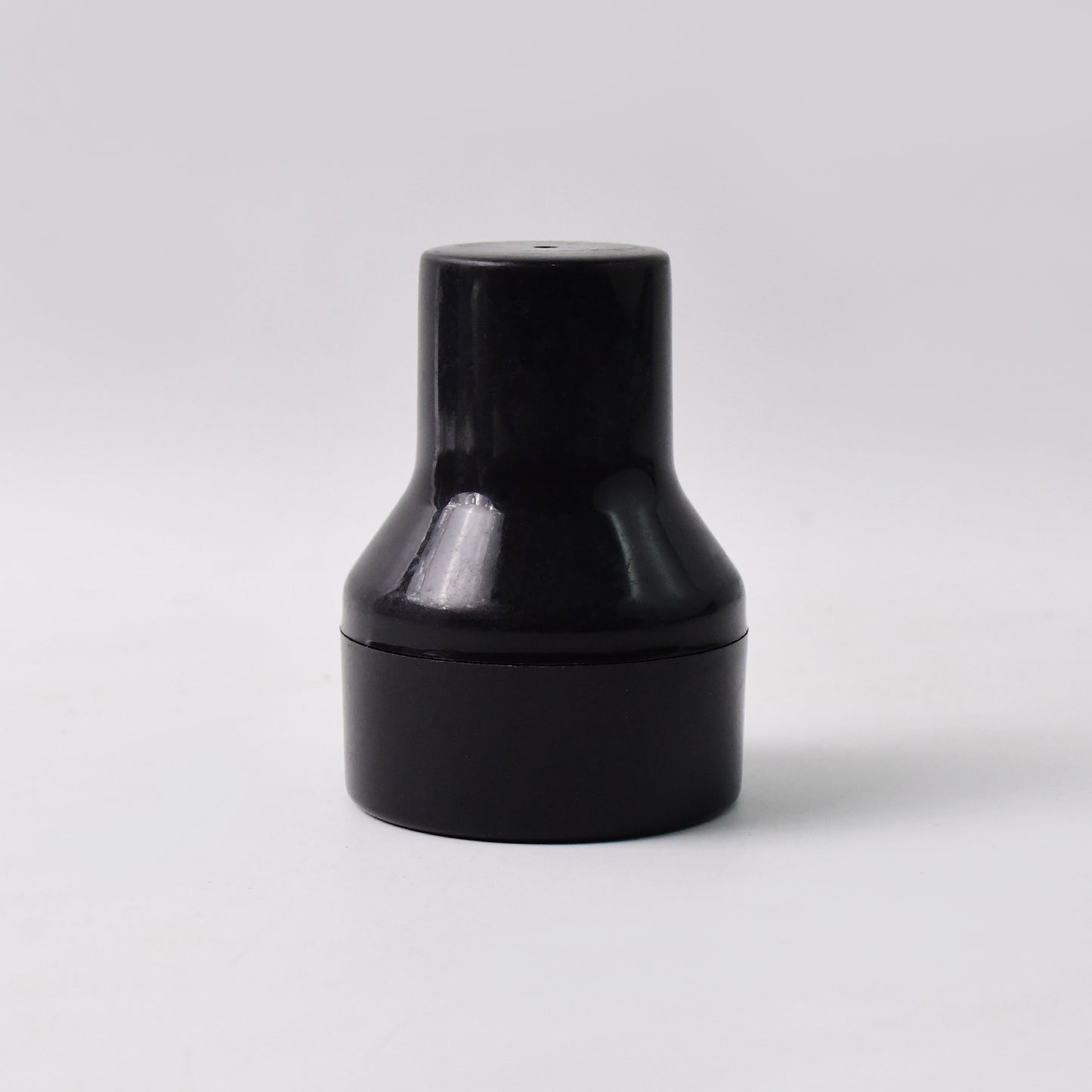 Wukusy professional makeup sponge puff with handle for smooth foundation application, single health care cosmetic tool.