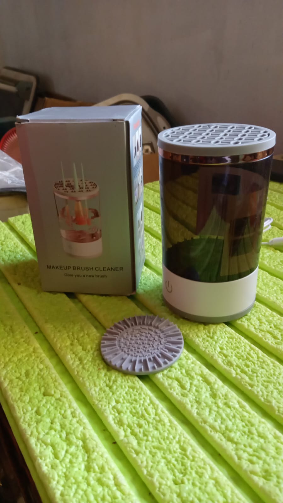 Wukusy automatic makeup brush cleaner, electric hand-free device for fast, thorough cleaning of makeup brushes in home improvement.