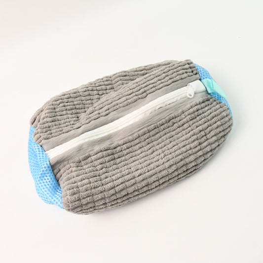 Wukusy heavy-duty reusable shoe washing bag for washing machine, durable mesh bag for cleaning shoes.