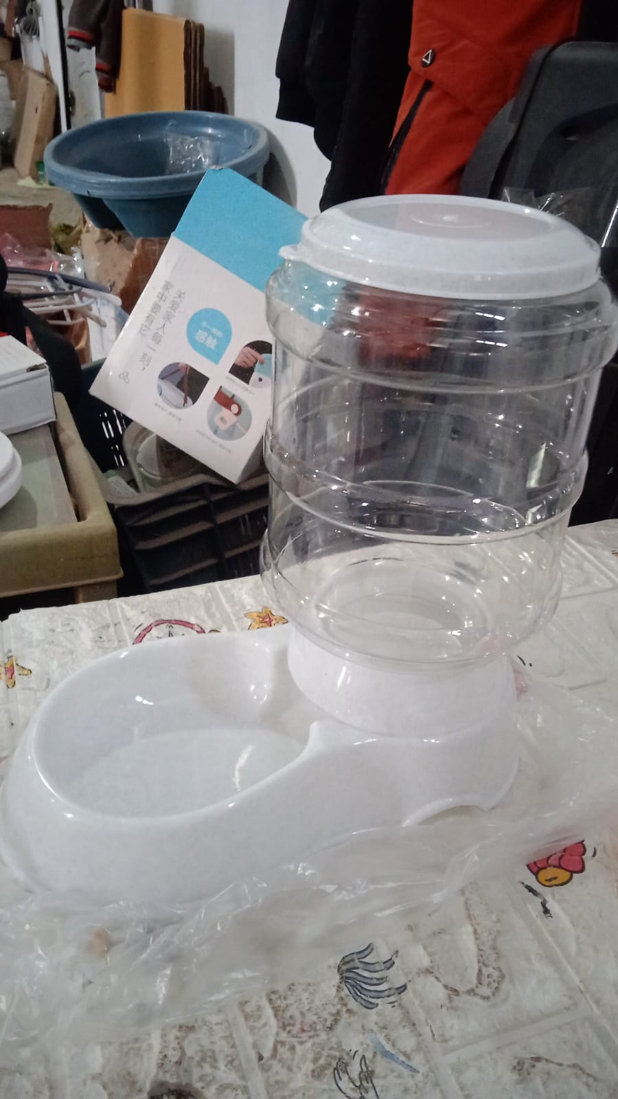 Wukusy pet feeder food dispenser for dogs and cats, automatic gravity dry food storage bottle for easy pet food replenishment.