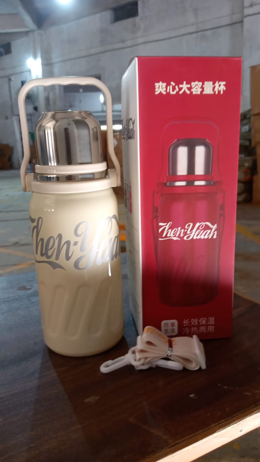 Wukusy stainless steel vacuum insulated water bottle with wide mouth, leak-proof lid, hanging strap, 900ml capacity for hot and cold drinks.
