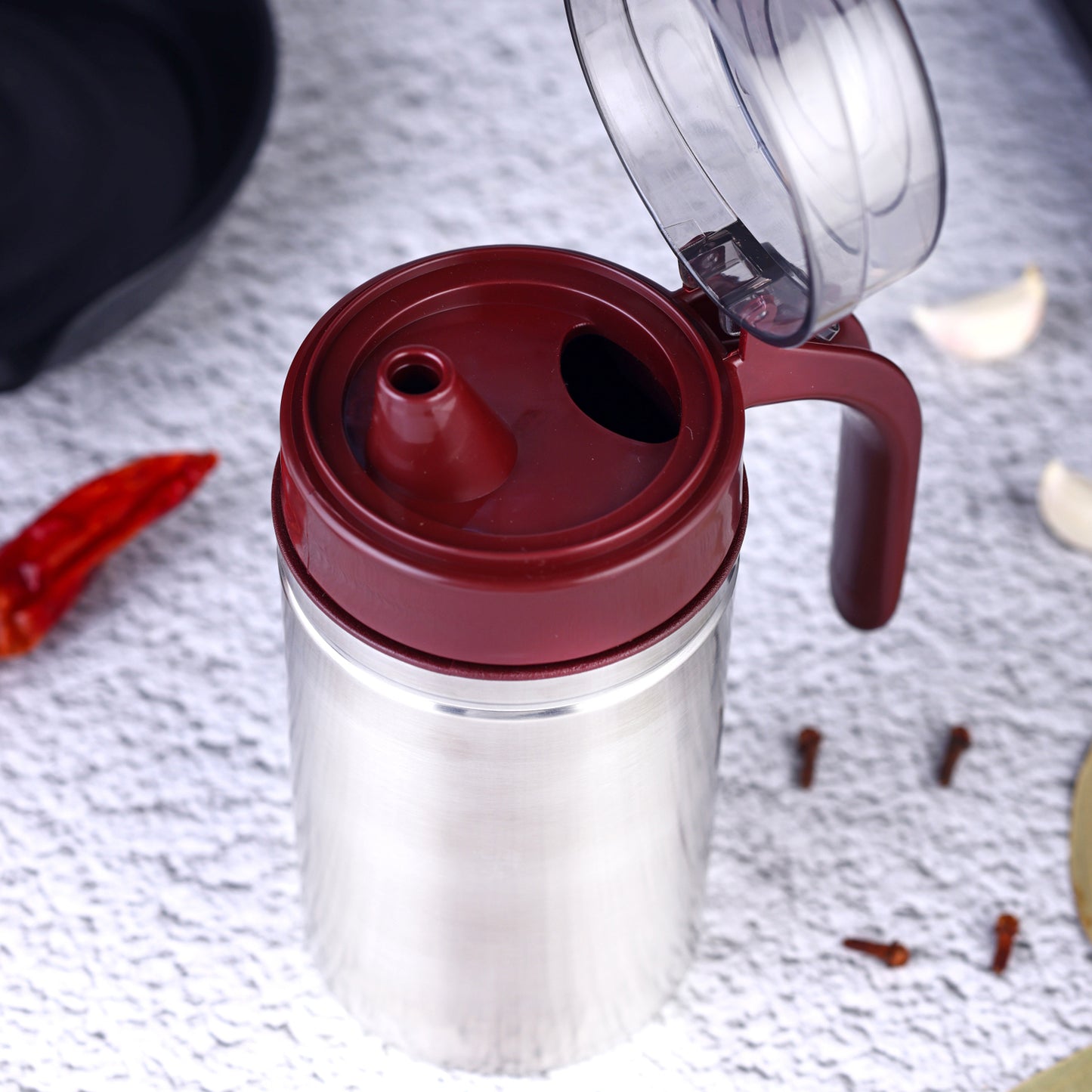Stainless steel Wukusy oil dispenser with small nozzle, 500ml capacity, ideal for kitchen oil storage and pouring.