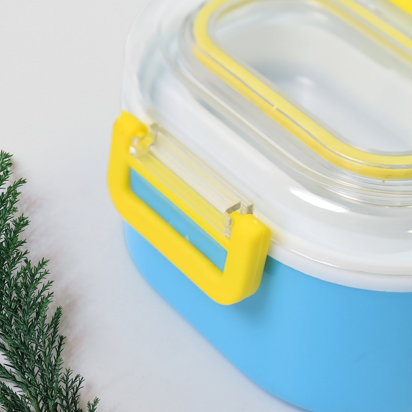 Wukusy durable plastic kids' lunch box with a built-in 2-in-1 spoon and fork for convenient meal packing.