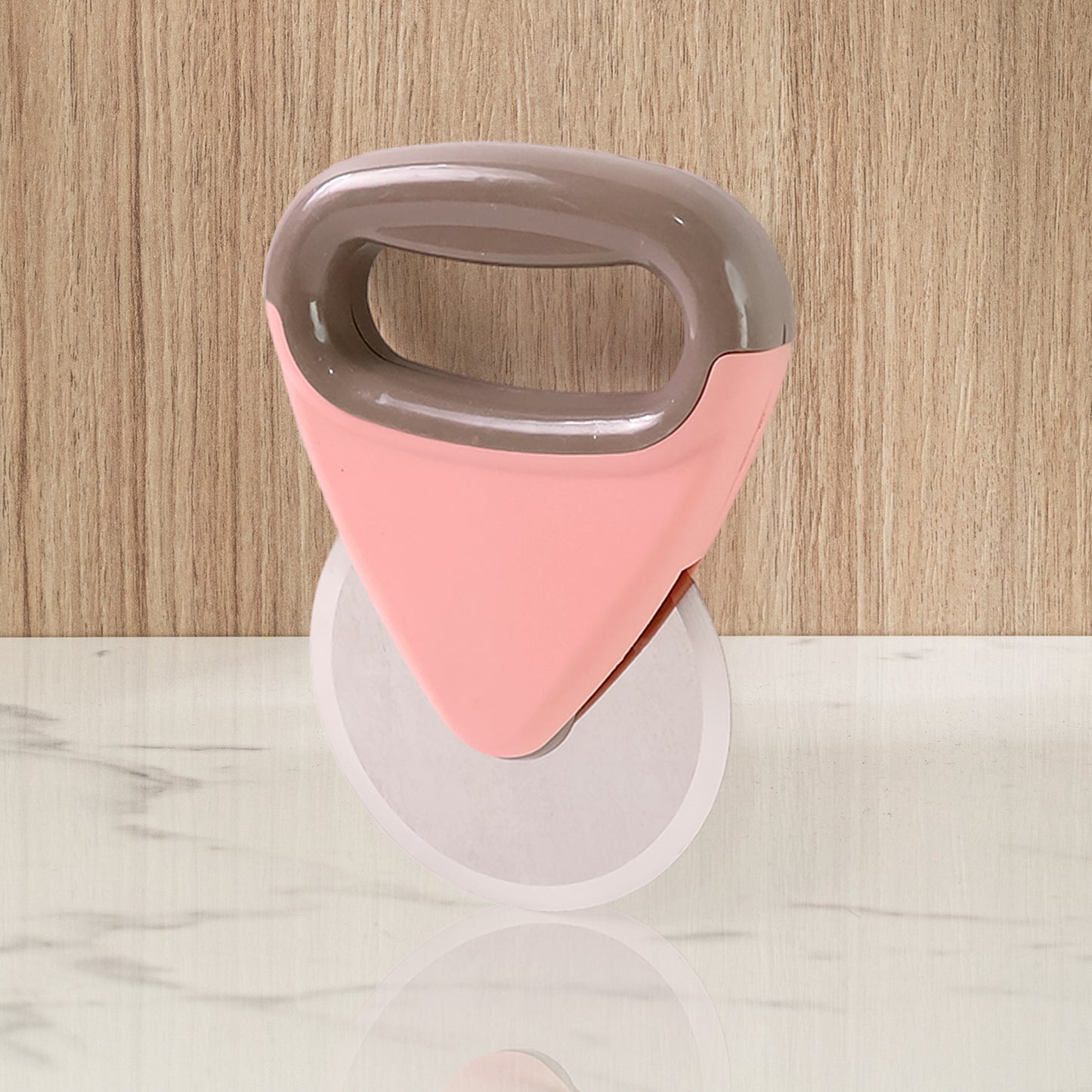Wukusy Homechef ergonomic pizza cutter with stainless steel rotating blade, designed for easy, precise pizza slicing in the kitchen.
