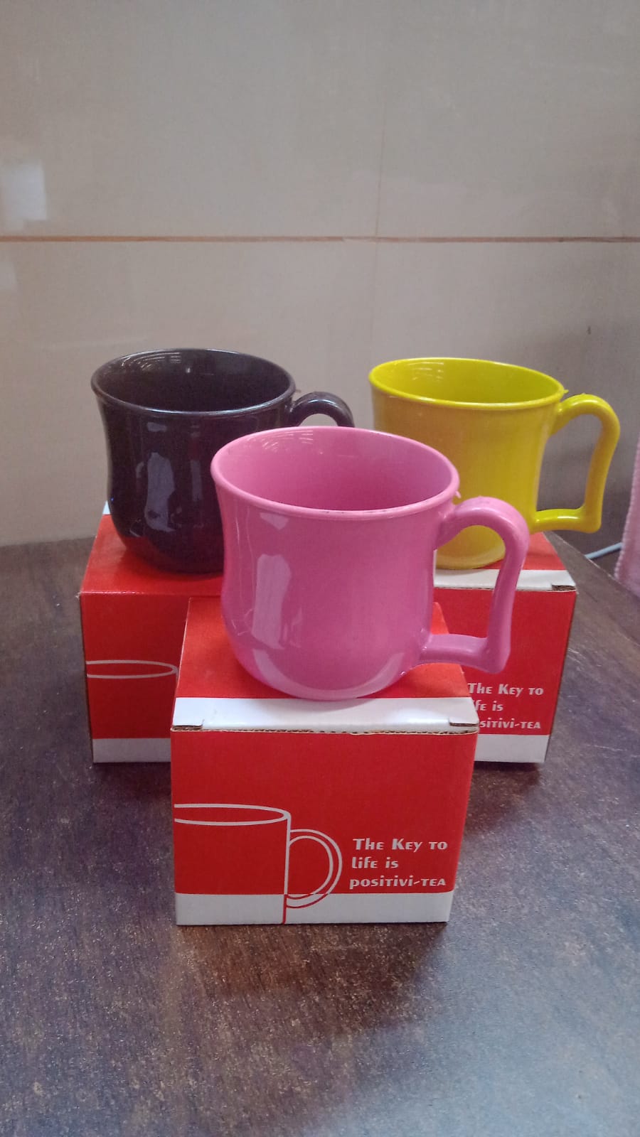 Wukusy premium plastic coffee and tea mug with handle in assorted colors, displayed with a color box.