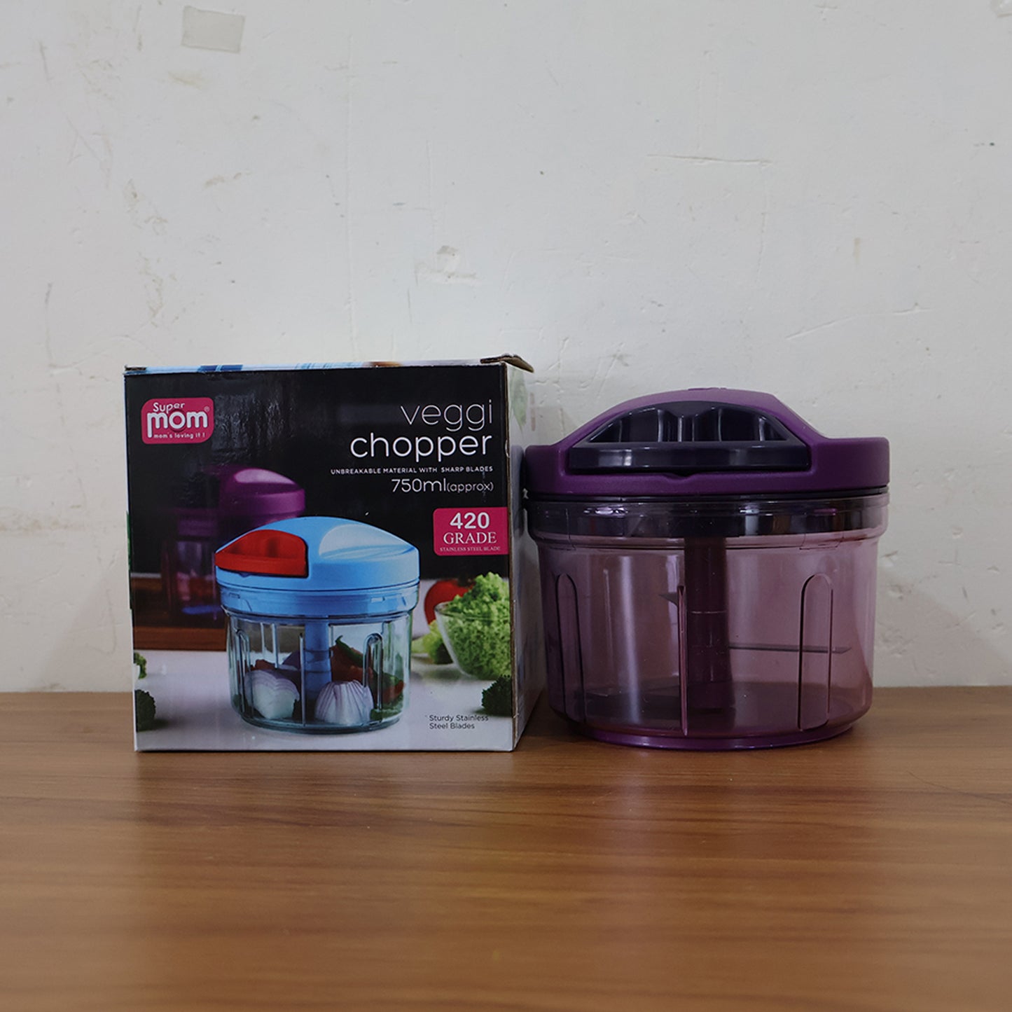 Supermom Handy Vegetable Chopper by Wukusy, 750ml capacity, compact kitchen tool for chopping vegetables easily.